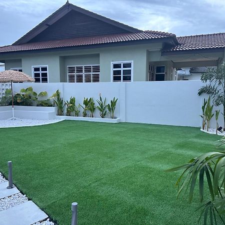 Home In Terengganu With Private Pool Куала Теренгану Екстериор снимка