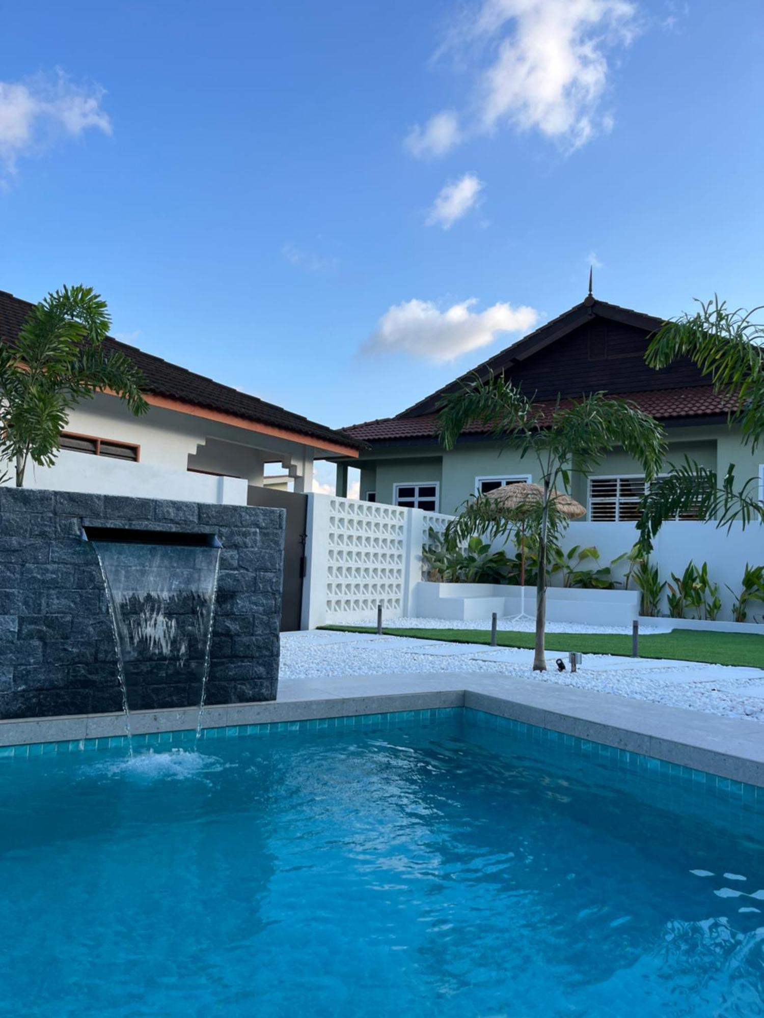 Home In Terengganu With Private Pool Куала Теренгану Екстериор снимка