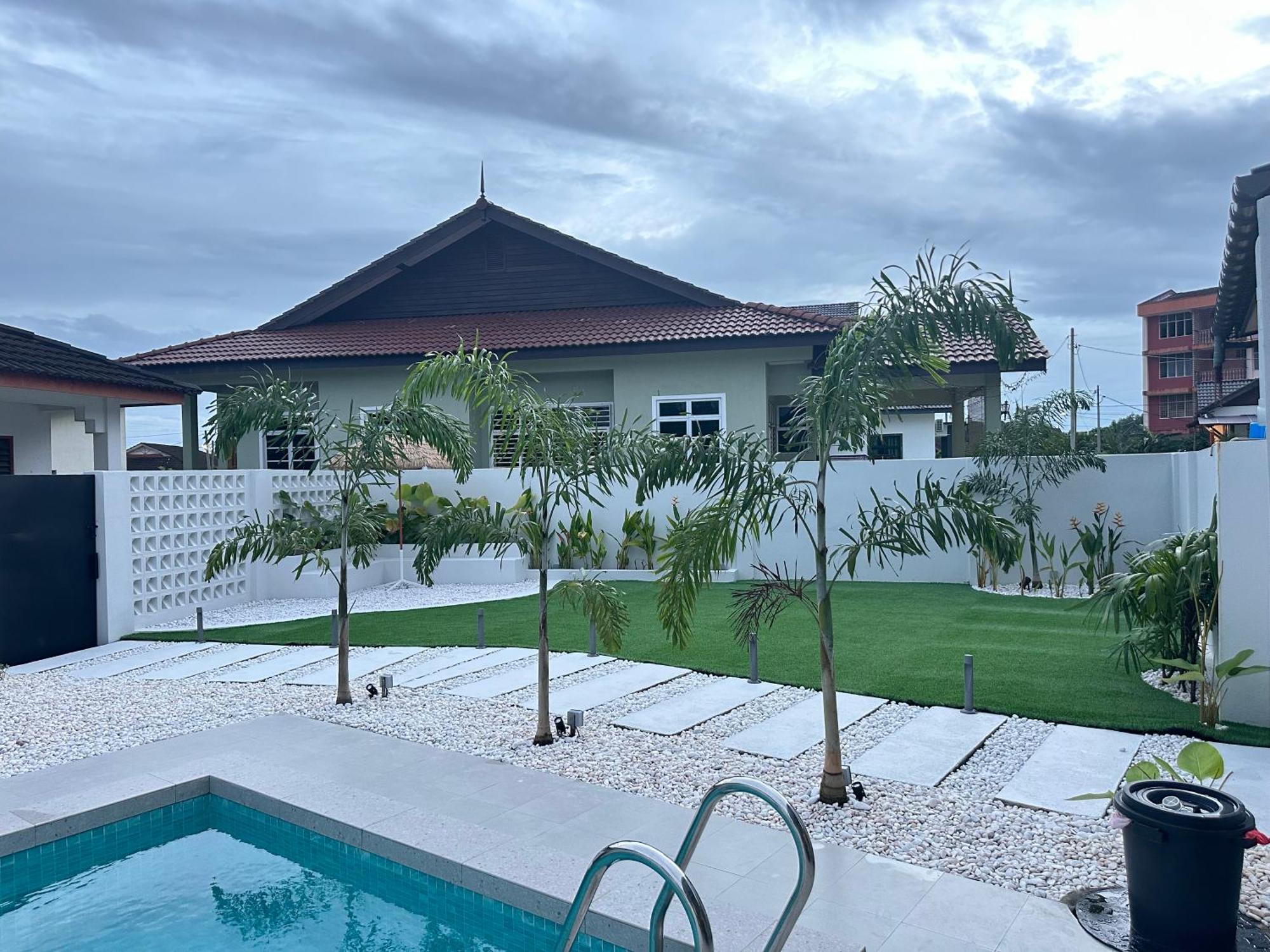 Home In Terengganu With Private Pool Куала Теренгану Екстериор снимка